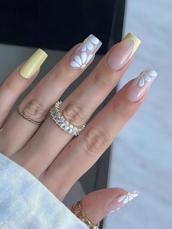 Spring Nails Square 2024: Chic Daisy Designs & Pastel Glitter Trends