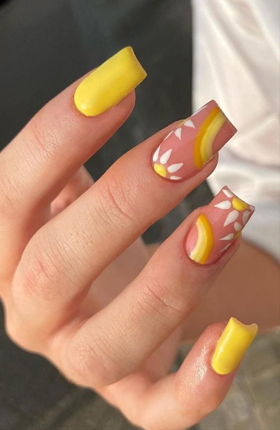 Spring Nails Square 2024: Chic Daisy Designs & Pastel Glitter Trends