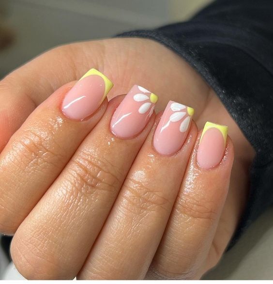 Spring Nails Square 2024: Chic Daisy Designs & Pastel Glitter Trends